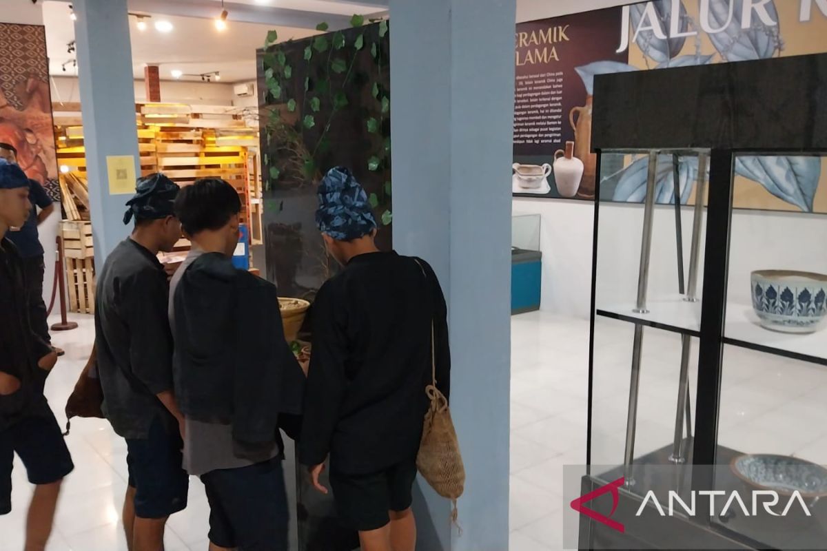 Warga Badui berkunjung ke Museum Situs Kepurbakalaan Banten Lama