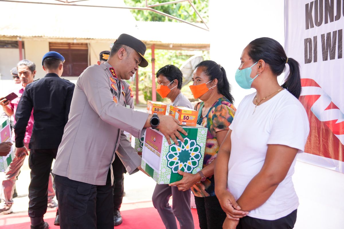Kapolda Malut salurkan bantuan kemanusiaan ke lokasi dampak letusan Gunung Ibu