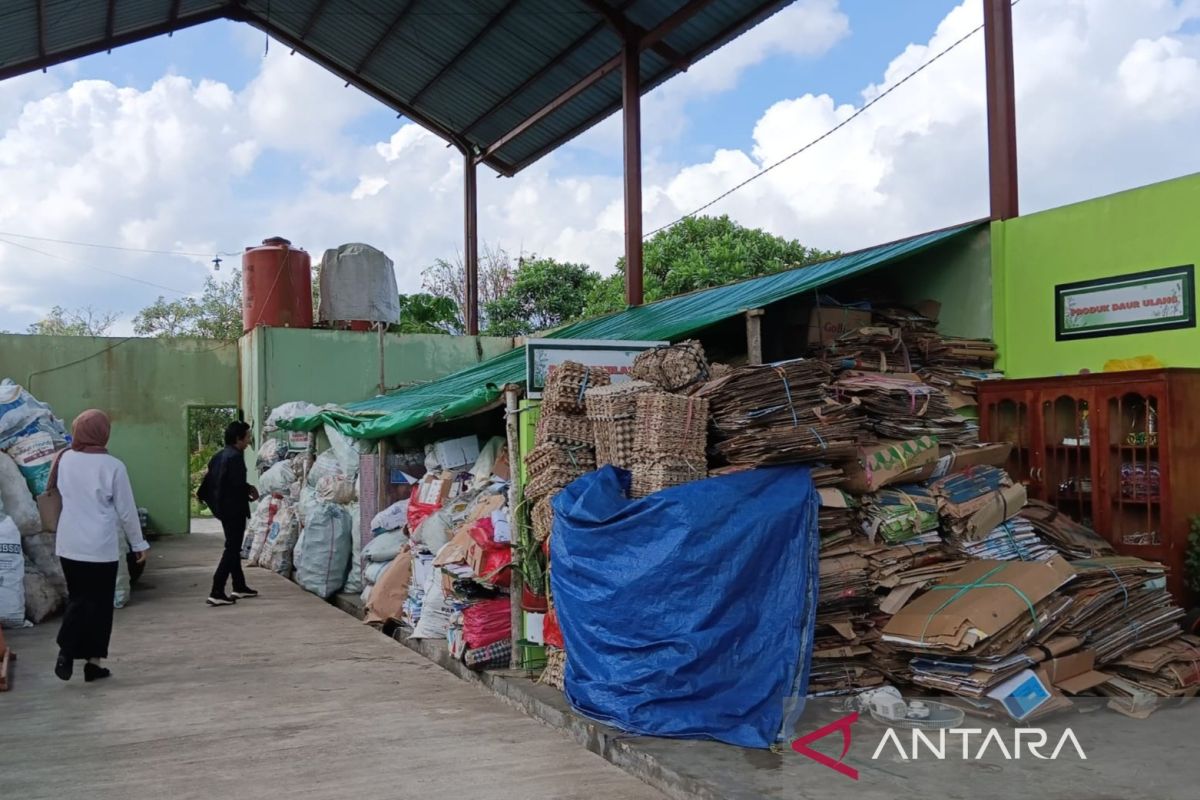 Kabupaten Penajam  kendalikan perubahan iklim perkuat bank sampah