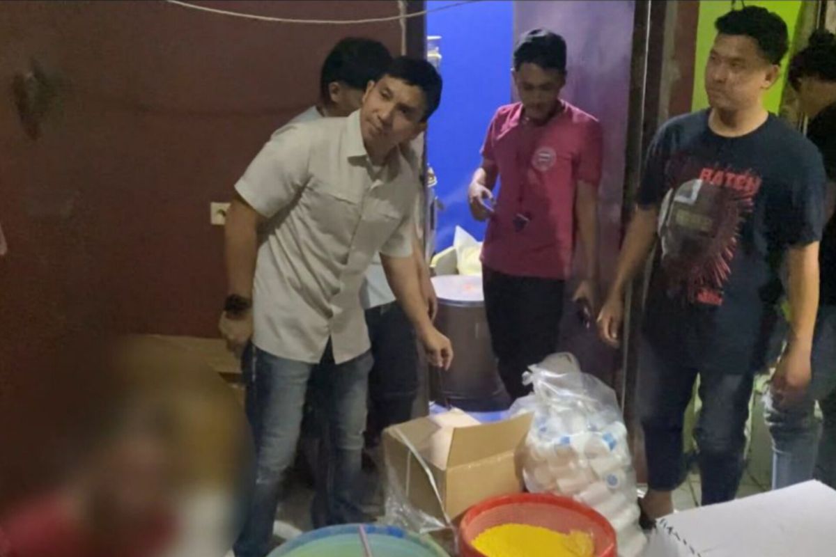 Polisi gerebek rumah dijadikan tempat produksi narkoba dan sita jutaan pil PCC di Bogor