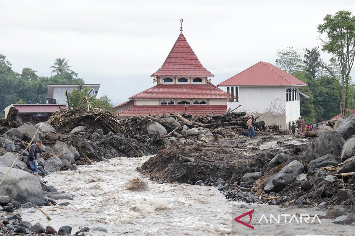 BNPB-PVMBG pantau sedimen di hulu sungai kawasan Gunung Marapi