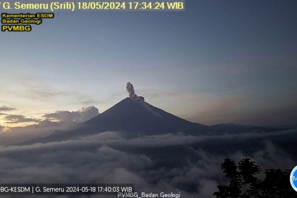 Gunung Semeru erupsi disertai luncuran awan panas sejauh 3 km pada Sabtu sore