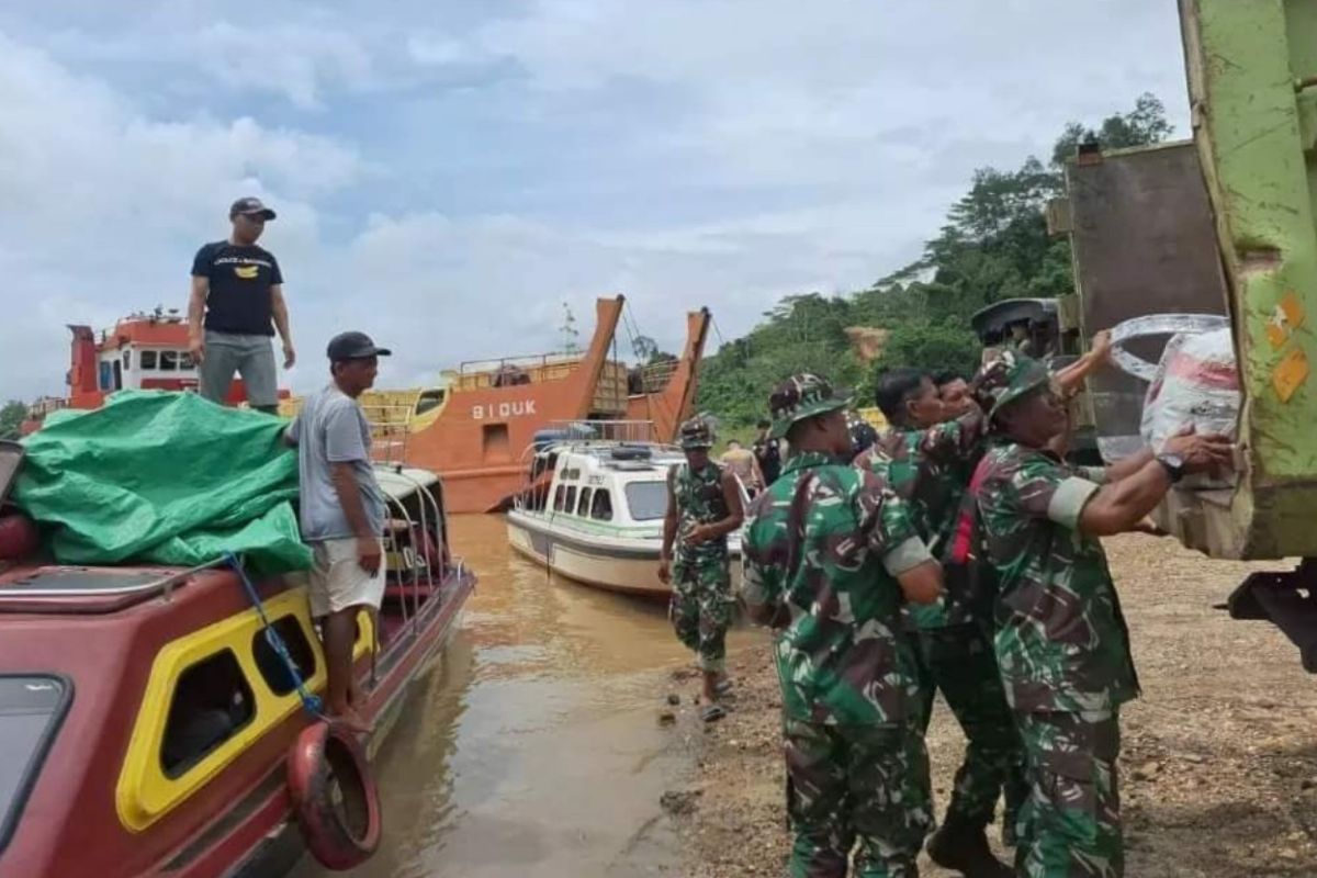 Kodim Kubar salurkan bantuan pangan untuk korban banjir Mahakam Ulu