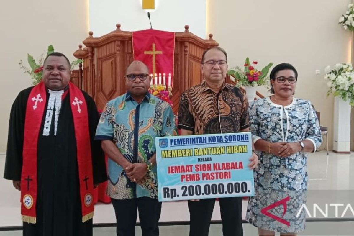 Pemkot Sorong hibahkan Rp200 juta bangun rumah pastori Gereja Sion Klaba