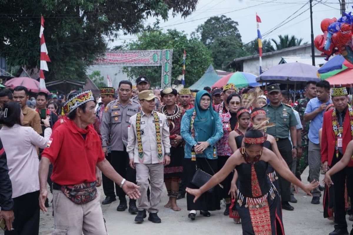 Bupati Sambas mendukung kegiatan pelestarian budaya berape' sawa'
