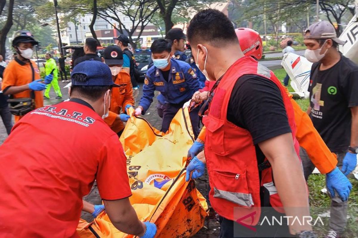 Tiga korban pesawat jatuh dievakuasi ke RS Polri Kramat Jati Jakarta