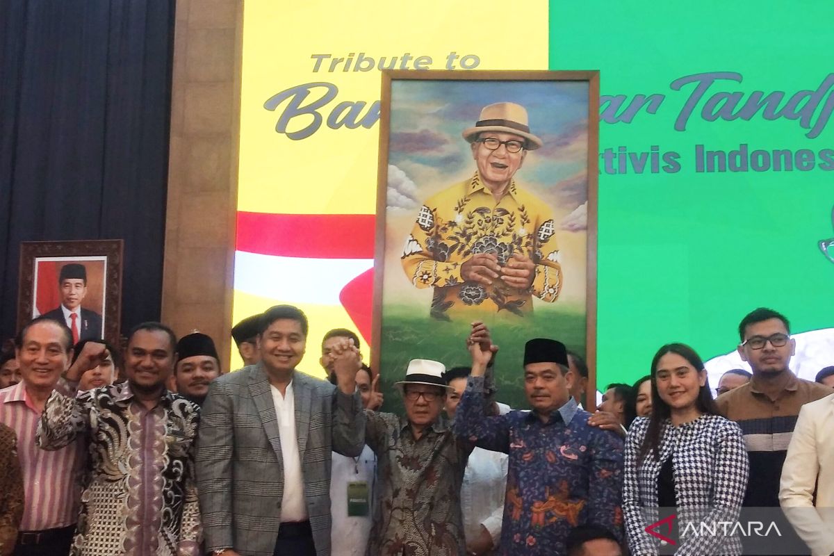 FAN anugerahi Akbar Tanjung penghargaan maestro aktivis nasional