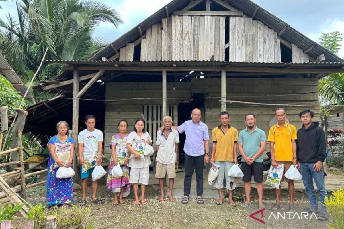 Pemda Koltimsalurkan bantuan untuk korban banjir di Desa Amololu