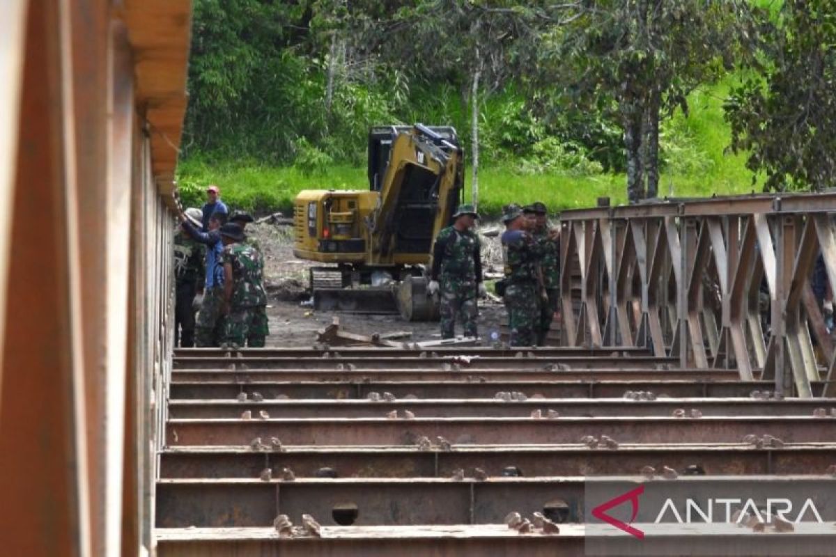 Terputus akibat banjir bandang, TNI bangun jembatan bailey di Nagari Sungai Jambu