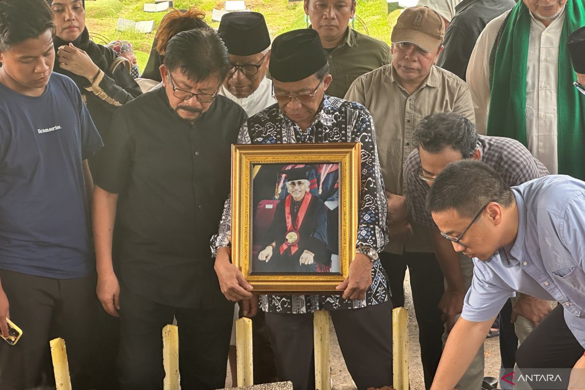 Jenazah Salim Said selesai dimakamkan di TPU Tanah Kusir