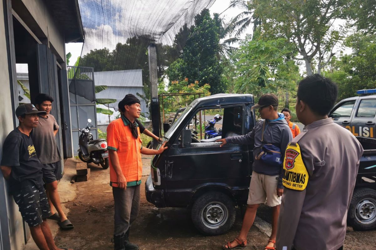 Gara-gara tabrak batu, Mobil Pick Up nyungsep di Parit Jalan BungtiangLombok Timur