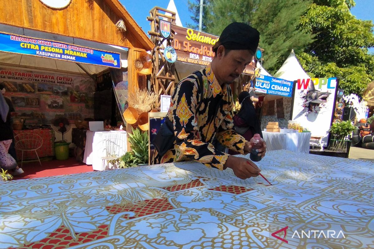 Seniman kembangkan batik lukis untuk promosikan batik Demak