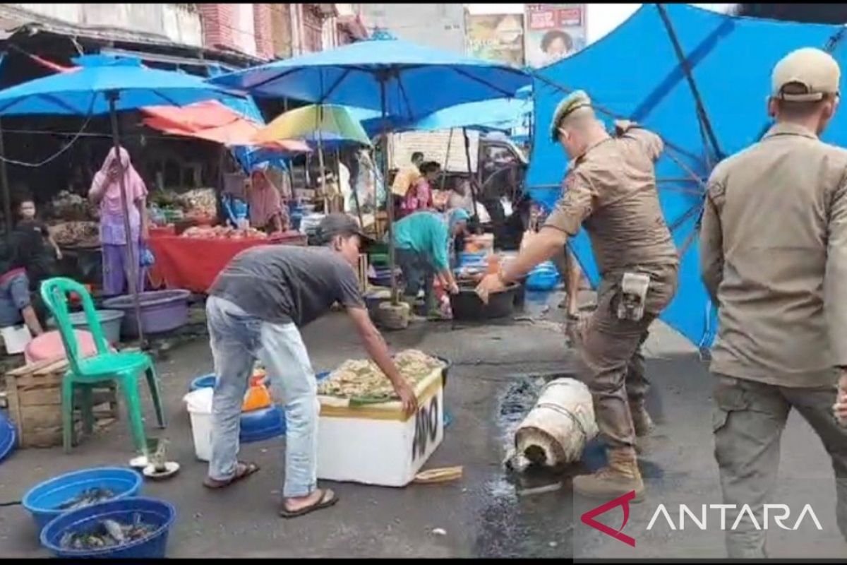 Satpol PP Padangsidimpuan tertibkan PKL  kawasan Thamrin