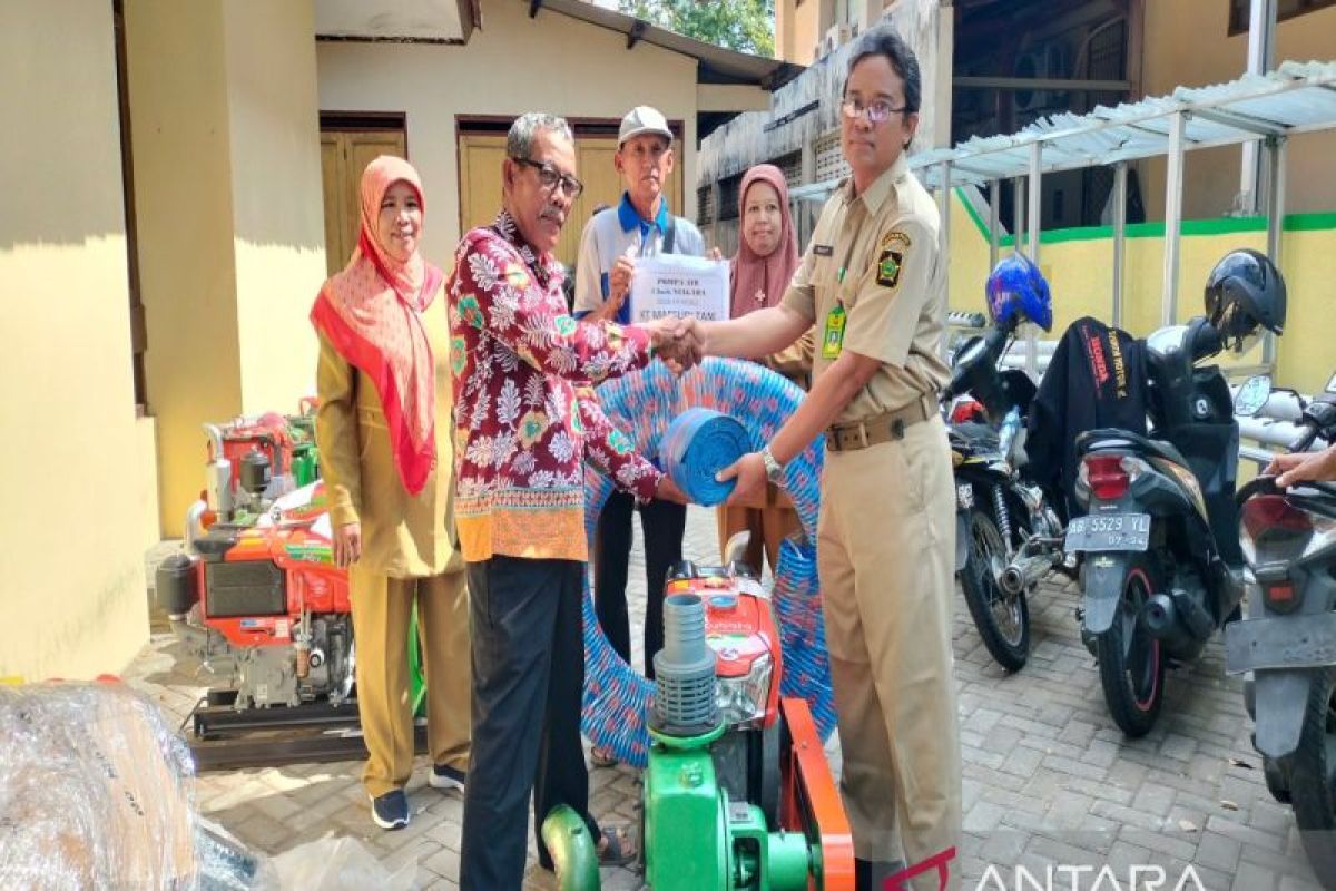 Dinas Pertanian Kulon Progo menyerahkan 32 paket pompanisasi pada petani