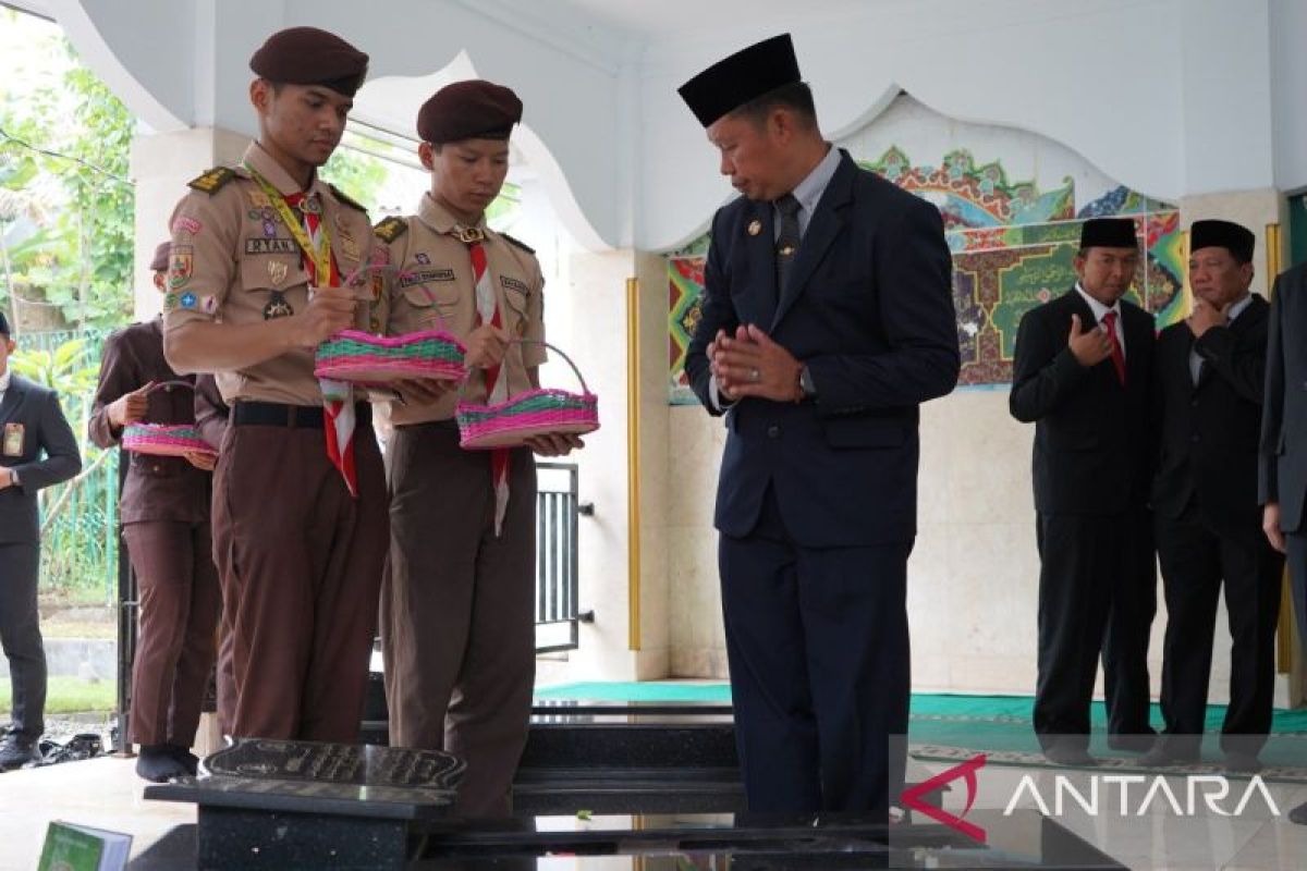 Pj Bupati Bogor ziarah ke makam Pahlawan Nasional Idham Chalid peringati Harkitnas