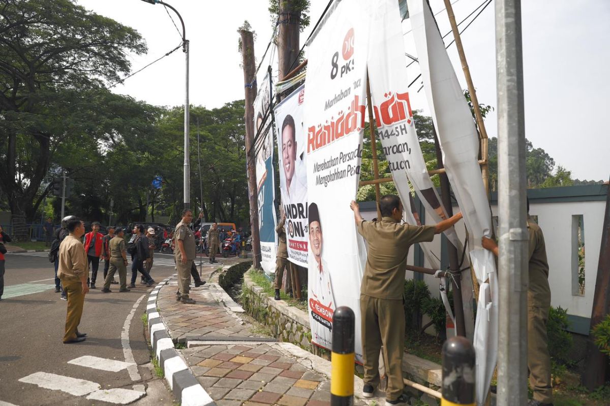 Satpol PP tertibkan reklame liar yang ganggu keindahan kota