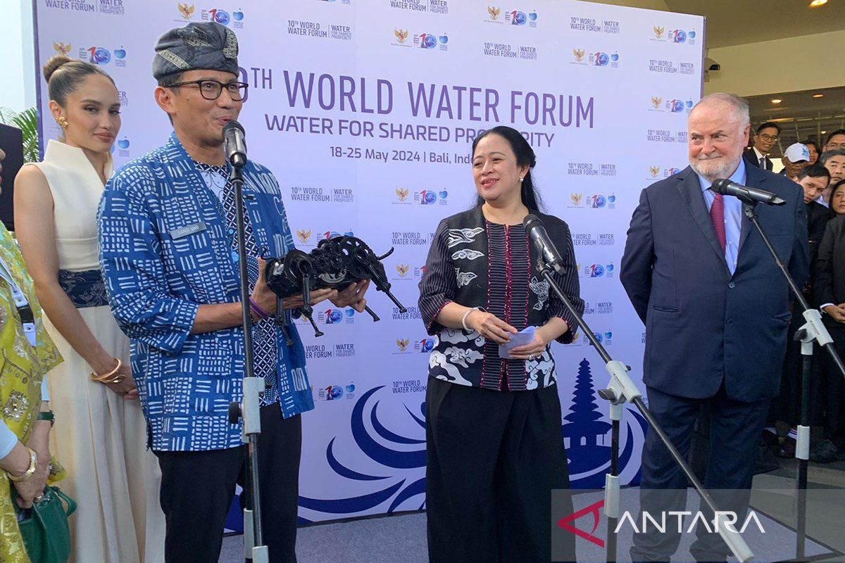 Menparekraf beri Puan suvenir banteng saat World Water Forum