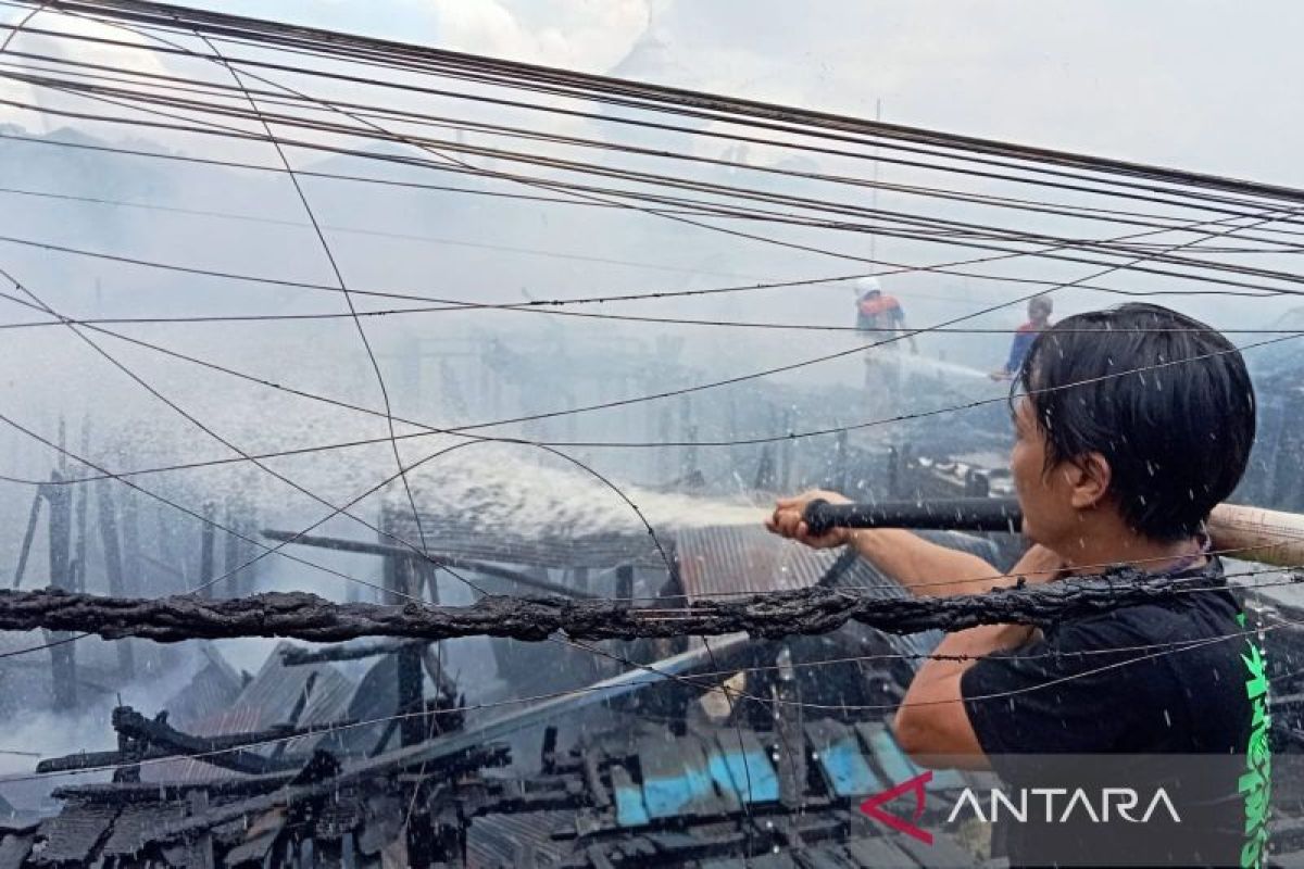 Puluhan rumah di kawasan padat penduduk Palangka Raya hangus terbakar