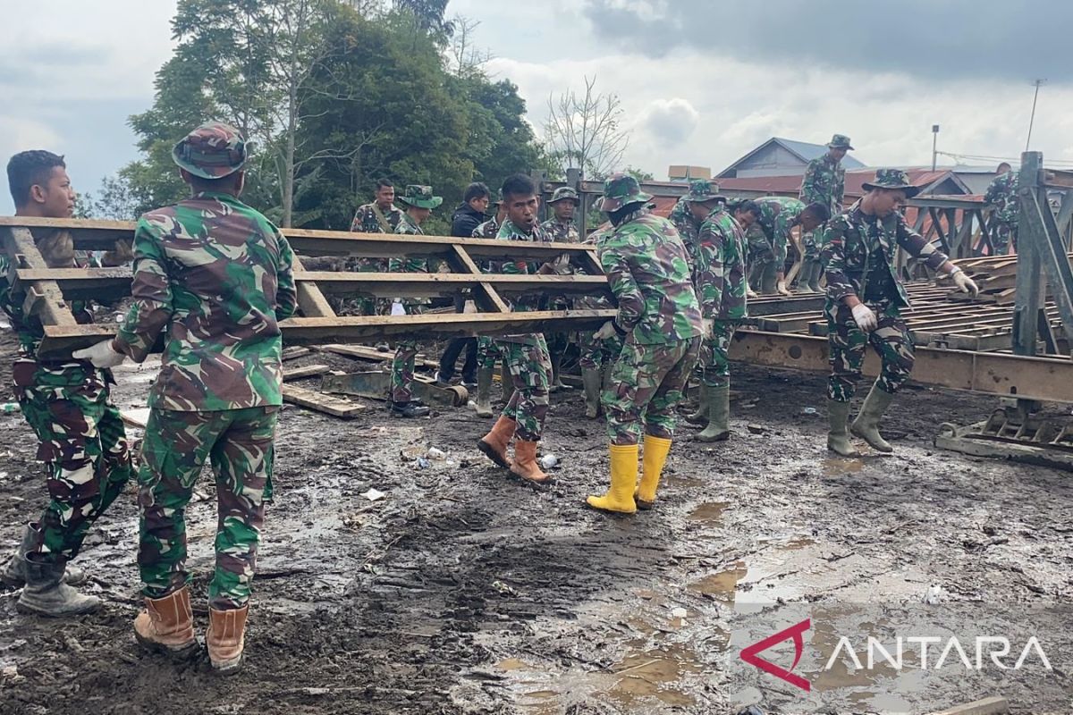 TNI bangun Jembatan Bailey di lokasi bencana Sumbar