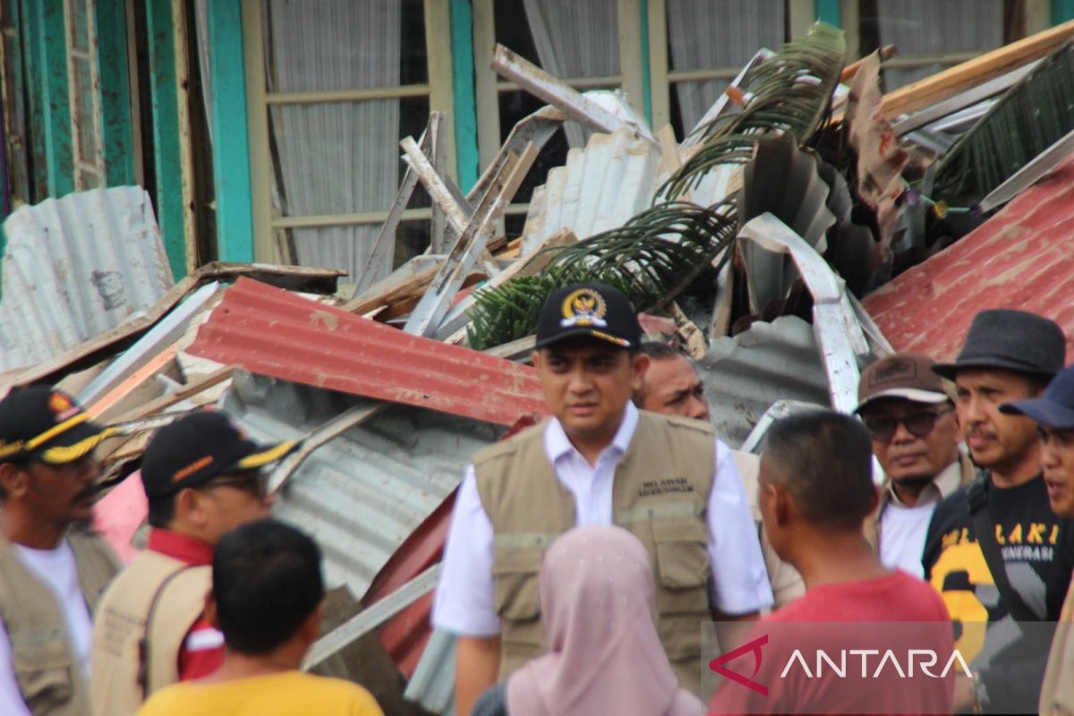 Legislator RI Ade Rezki beri bantuan material bangunan korban banjir Sumbar