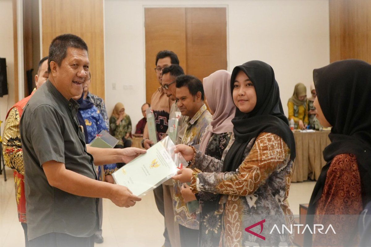 Kementerian ATR serahkan 10 sertifikat tanah ke warga Kabupaten Banjar