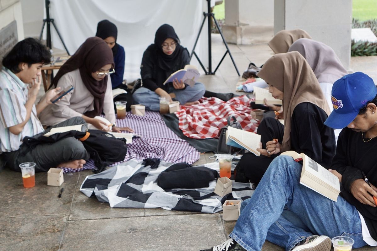 Bangun budaya membaca, kelompok anak muda Ambon gelar baca senyap