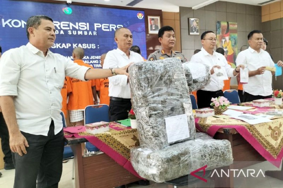 Polda Sumbar ungkap kasus peredaran ganja 23 kilogram