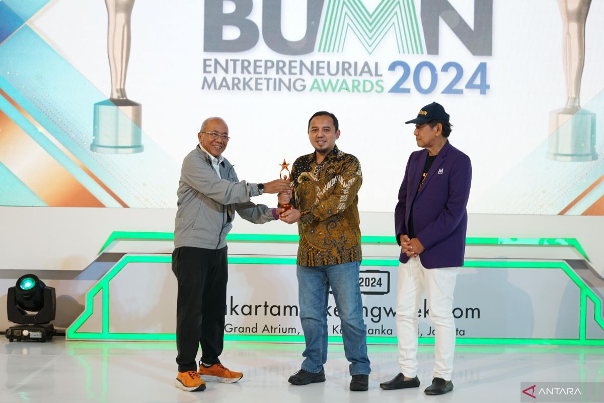 PLN Icon Plus mendapat penghargaan di BUMN Entreprenurial Marketing Award