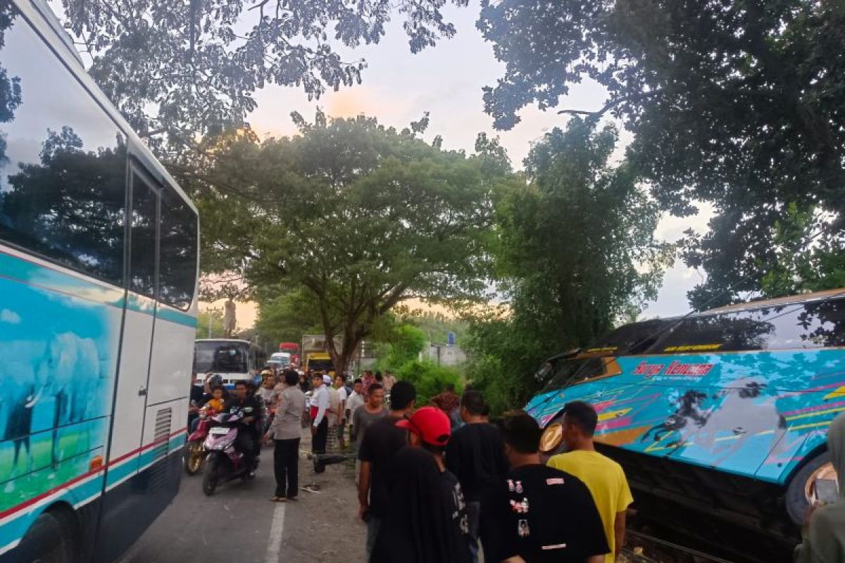 Angkut 30 penumpang, Bus Surya Kencana terguling di Lombok Timur