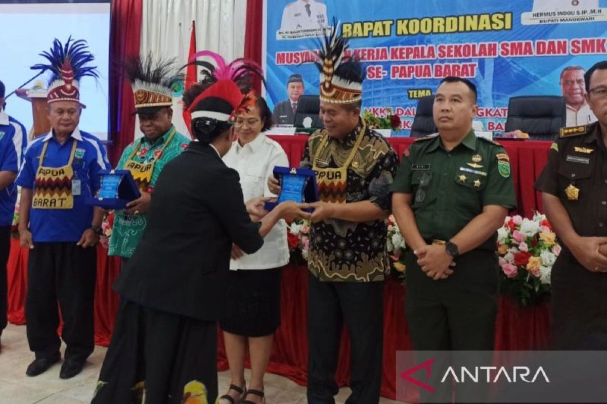 Ali Baham harap MKKS SMA Papua Barat mampu tuntaskan masalah pendidikan