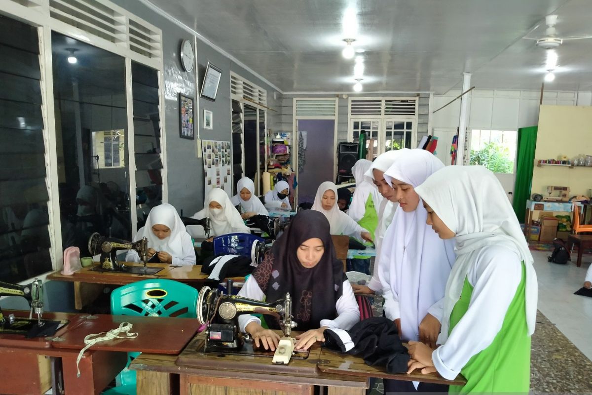 Semangat Wiwin Ayuni bangun usaha menjahit setelah ikut pelatihan Vokasi PHR