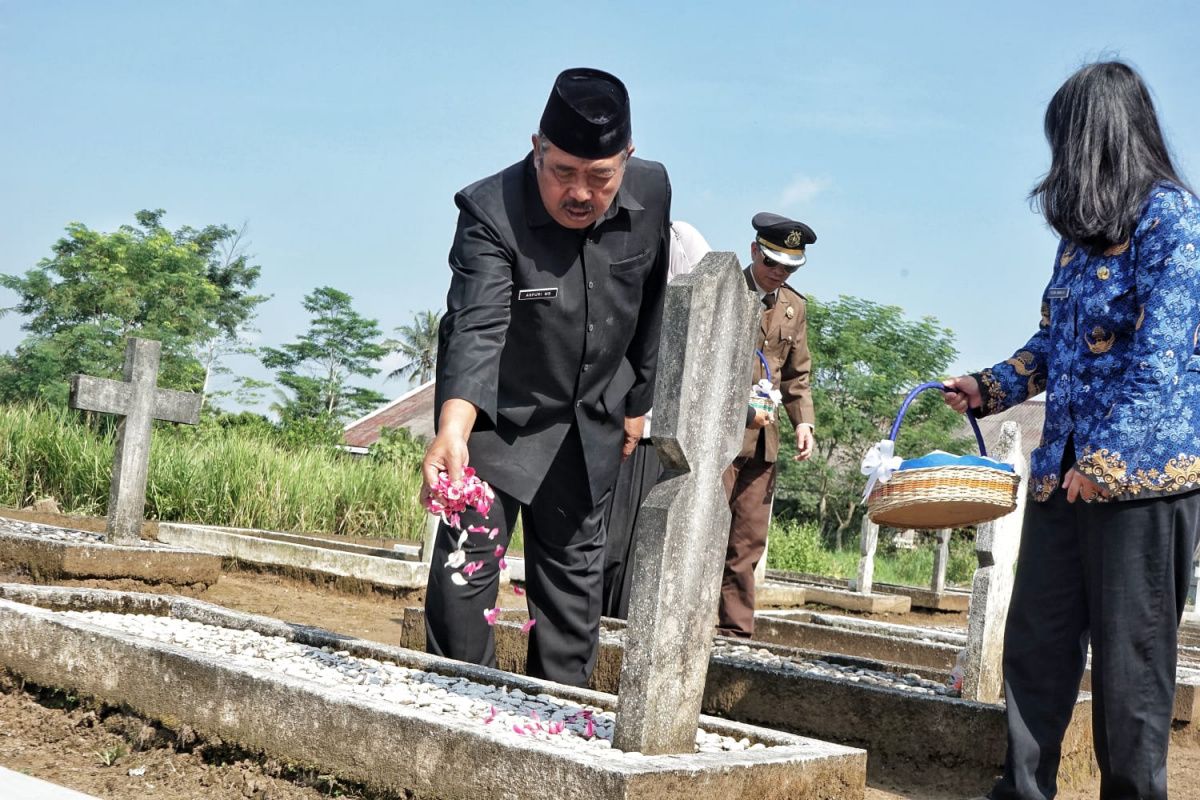 Pemkab Magelang  gelar tabur bunga di TMP peringati Harkitnas 2024