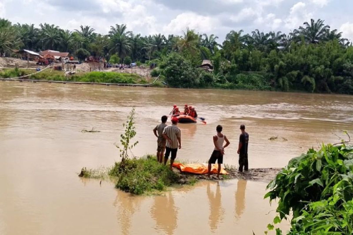 Tim SAR evakuasi jenazah pria hanyut di Sungai Buaya Sumut