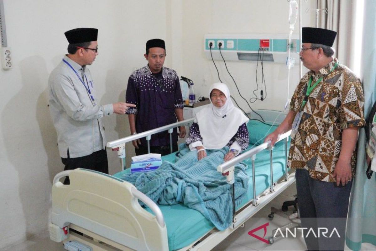 PPIH Medan jenguk calhaj Embarkasi Surabaya dirawat di RSUD Amri Tambunan