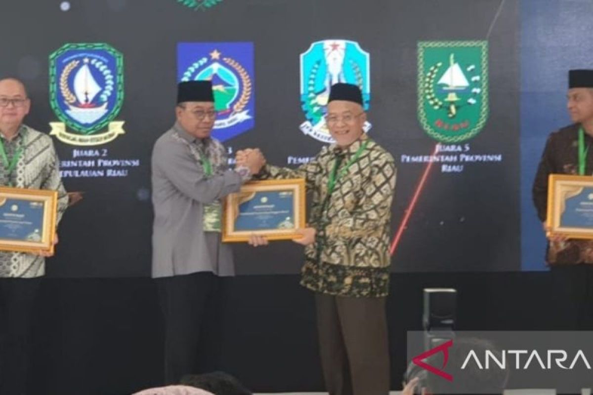 Pj Gubernur NTB terima penghargaan Anugerah Adinata Syariah 2024