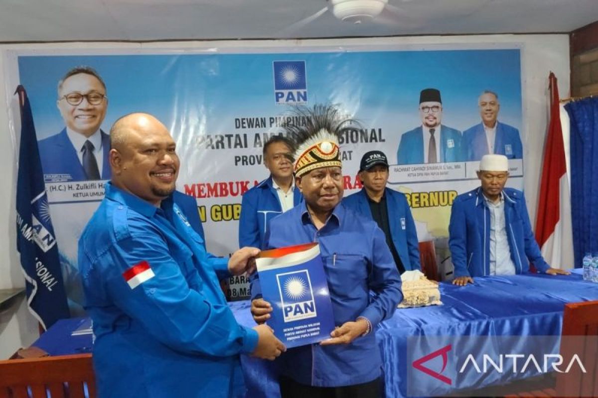 Cagub Papua Barat Dominggus Mandacan resmi daftar ke DPW PAN