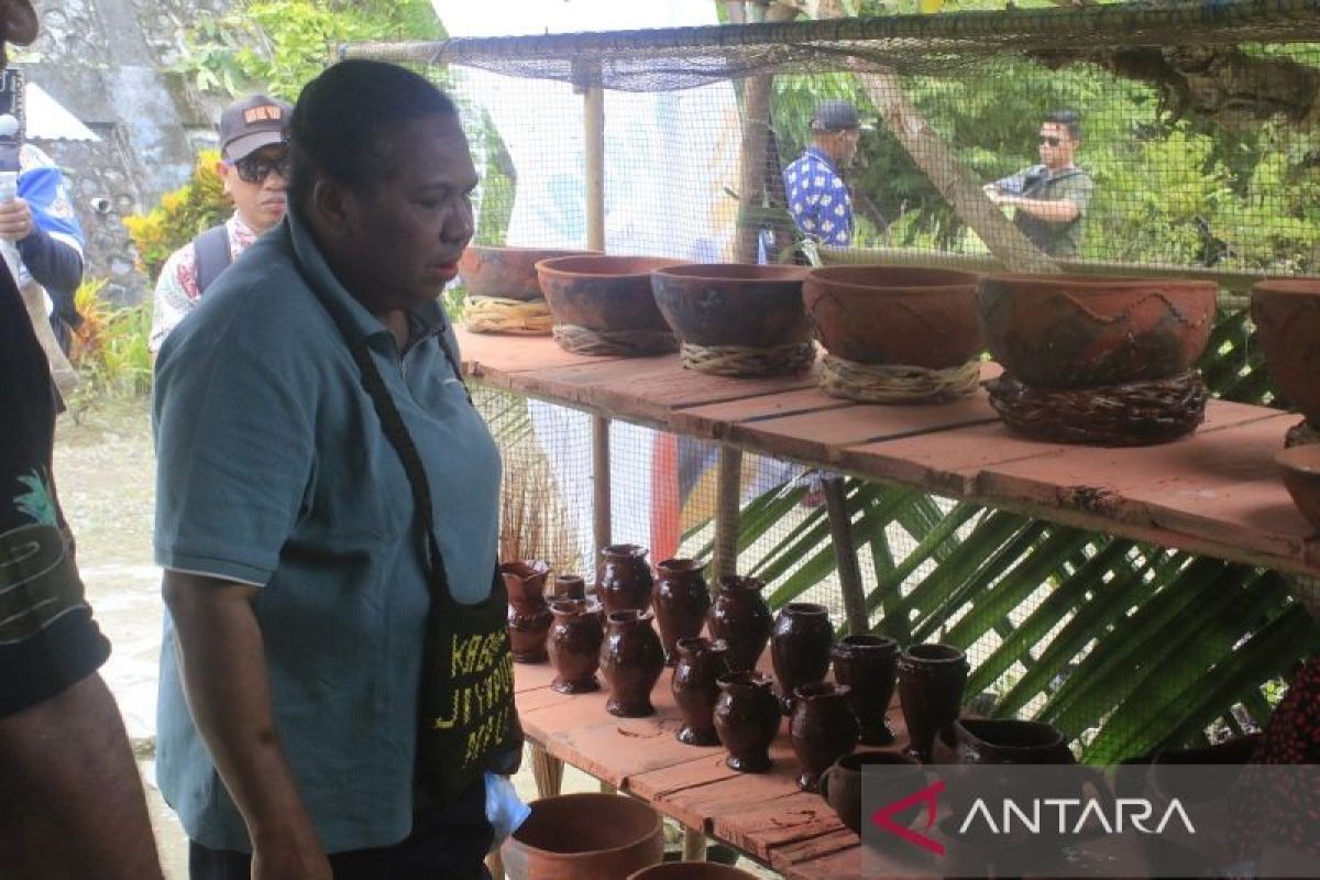 Sekda Jayapura dorong warga kembangkan gerabah untuk cendera mata