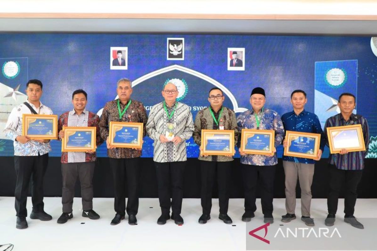 Pemprov Jatim borong delapan penghargaan Anugerah Adinata Syariah 2024