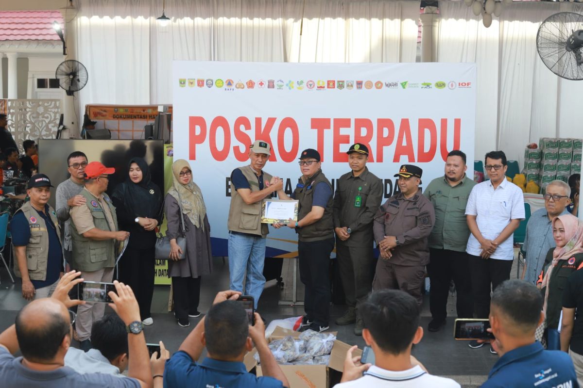 Pemkab Pesisir selatan salurkan bantuan korban banjir lahar dingin