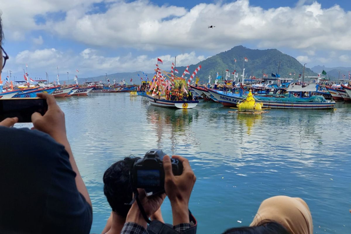 Ribuan warga saksikan ritual Labuh Laut Sembonyo di Pelabuhan Prigi