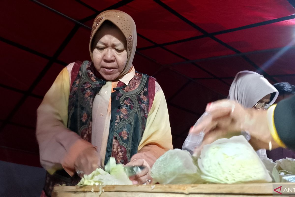 Mensos Risma bantu relawan memasak di dapur pengungsian bencana saat tengah malam