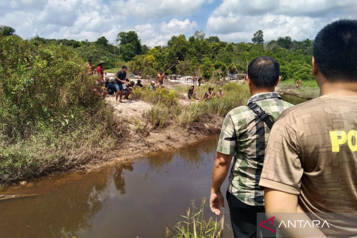 Polisi Bangka Barat hentikan tambang liar biji timah di Desa Peradong