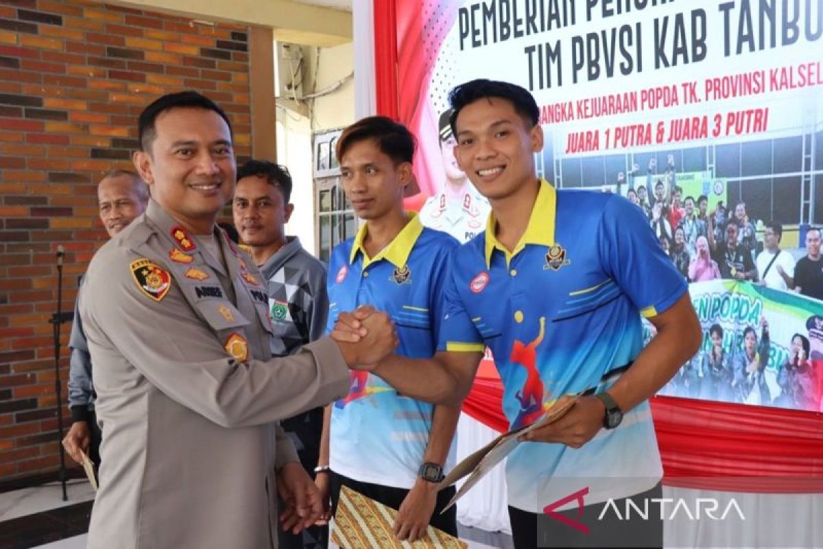 Kapolres Tanah Bumbu beri penghargaan kepada atlet voli