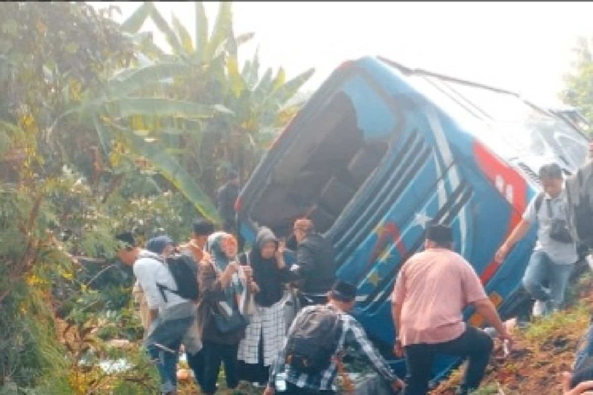 Bus perangkat desa alami kecelakaan di Tol Tamer