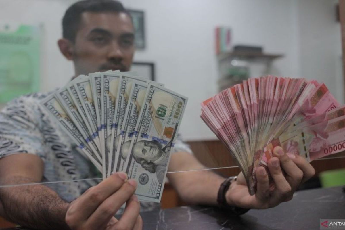 Rupiah Selasa pagi turun 46 poin menjadi Rp16.304 per dolar AS