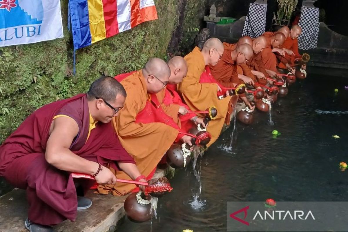 Puluhan biksu melakukan pengambilan air berkah Waisak di Umbul Jumprit