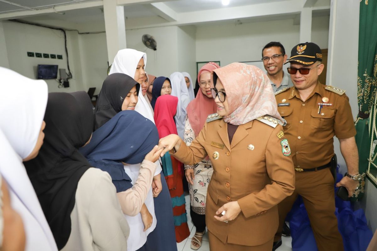 100 paket bahan pokok  ke panti asuhan Pematangsiantar, ini penyalurnya