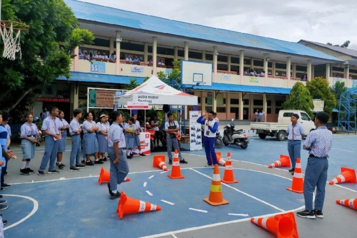 Astra Motor edukasi keselamatan berkendara pada tingkat SMA di Papua