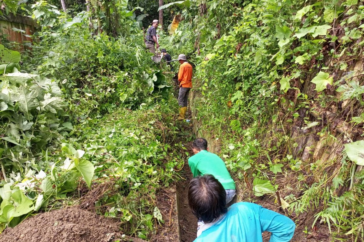 Masyarakat Desa Silungkang Oso Sawahlunto Gotong Royong cegah bencana