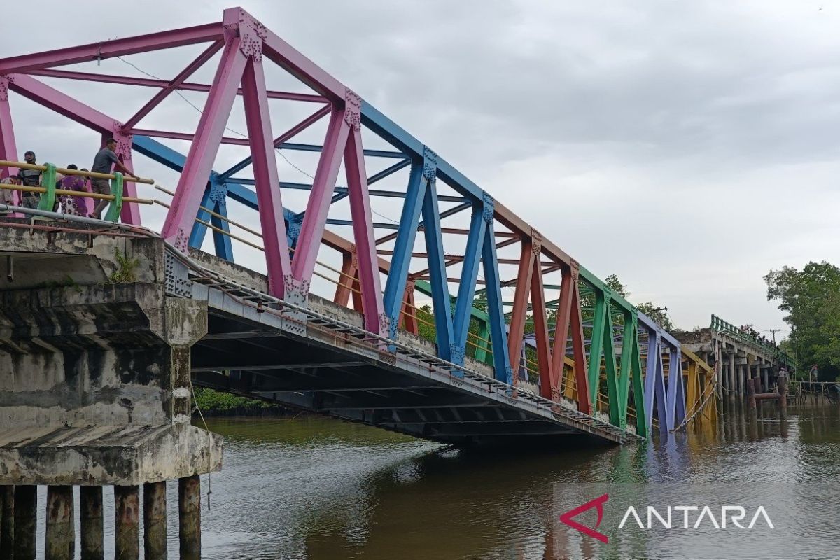 Breaking news : Jembatan Panglima Sampul di Meranti ambruk